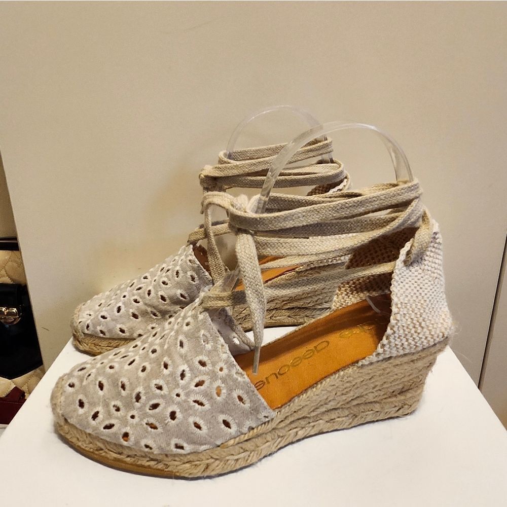 André Assous Spain Tan Eyelet Tie-Up Wedge Espadrille Sandals Sz.7/37 Ret $225